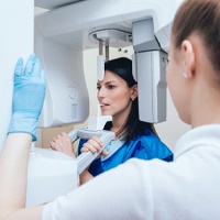 patient using 3D cone beam scanner for dental implants in Houston