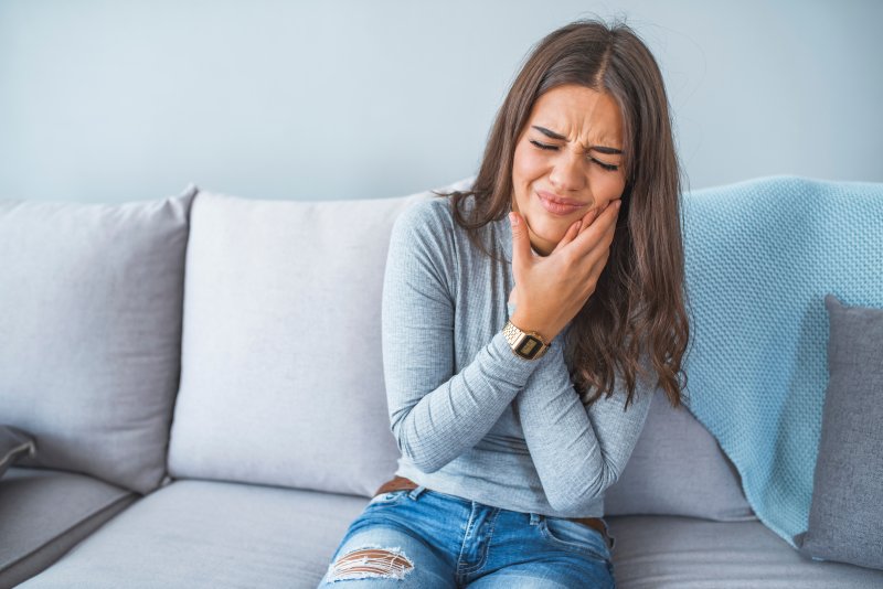 Woman has dental pain